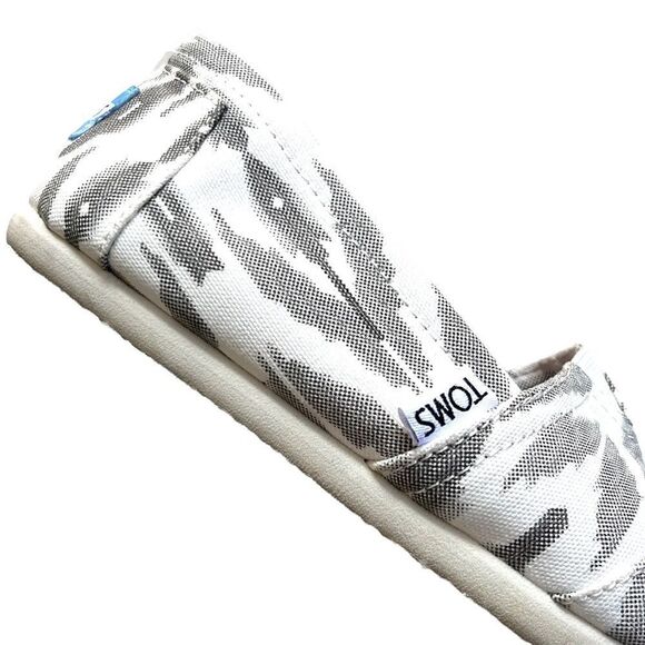 Like new Toms flats - Picture 3 of 5